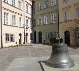 Altstadt: alte Glocke hinter Johanneskathedrale
