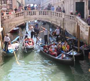Gondel im Stau auf dem Kanal