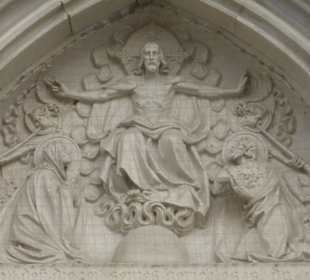 Das Jüngste Gericht über dem Eingangsportal