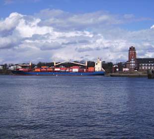 Fähre 62: Blick von Finkenwerder auf Bubendeyufer