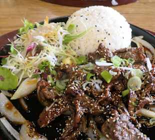 Seoul Garten: Rindfleisch-Bulgogi, Salat, Reis