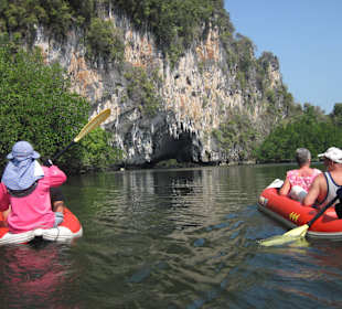 Mit dem Kanu zur Grotte