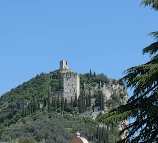 Blick zum Burgfelsen mit dem Castello di Arco
