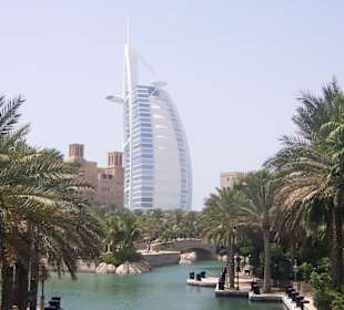 Blick von einer Brücke zum Burj Al Arab