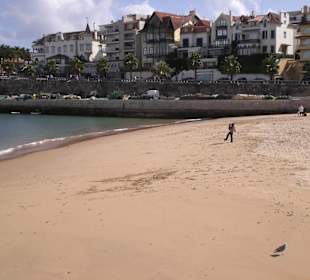 Einer der öffentlichen Strände von Cascais