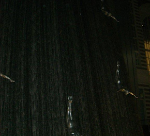 Wasserfall in der Mall am Abend