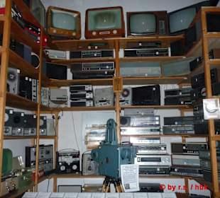 Alte Radios und Tonbandabspielgeräte