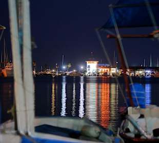 Yachthafen bei Nacht