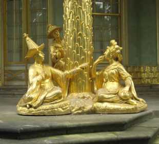 Gruppe: Überreichung einer Ananas