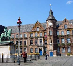 Düsseldorfer Rathaus mit Jan Wellem Denkmal
