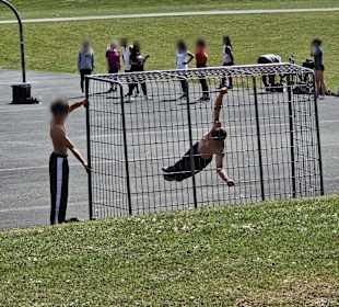 Fitnessgeräte am Streetballplatz