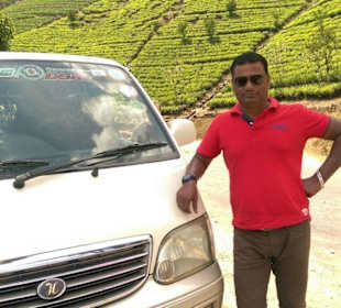 Mr. Hussain unser Guide bei einer Teepantage