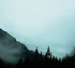 Berge noch im Nebel gehüllt
