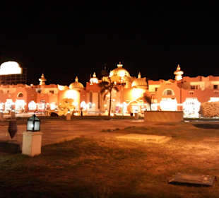 Einkaufsmall vor dem Hotel