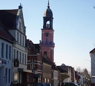 Ein Blick auf den schiefen Turm von der Kirche