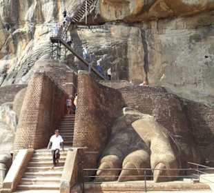 Sigiriya - Der Aufstieg beginnt ..