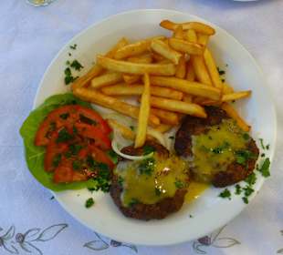 Hausgemachte Bifteki vom Holzkohlegrill