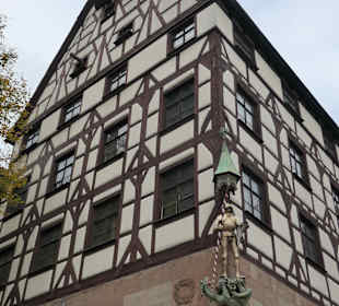 Blick zum Pilatushaus am Tiergärtnertorplatz