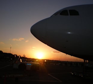 Sonnenuntergang am Flughafen