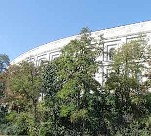 Die unvollendete Kongresshalle beim Dutzendteich