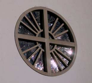 Kirchenfenster im Sonnenlicht