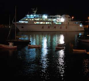 Der Fährhafen von Playa Blanca bei Nacht.