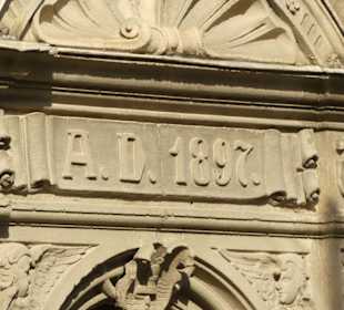 Historischer Hinweis in Stein