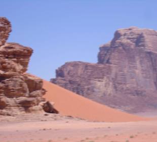Felsformationen und Sanddünen im Wadi Rum