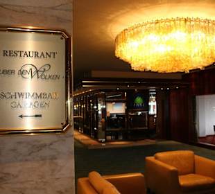 Innenausstattung des Cafes Über den Wolken