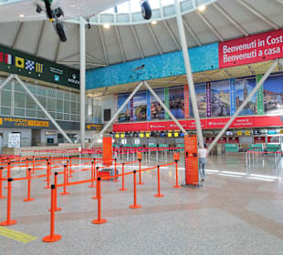 Der Abflug-Bereich des Airports von Olbia