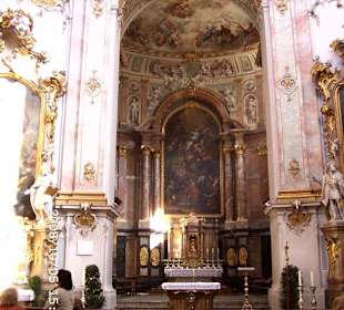 Kirche innen mit Altar
