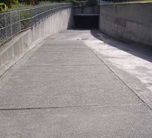 Eingang zur unterirdischen Kirche