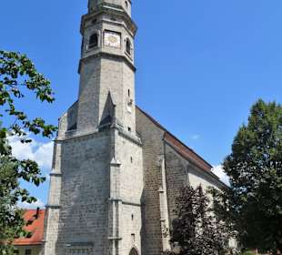 Außenansicht der Pfarrkirche St. Laurentius