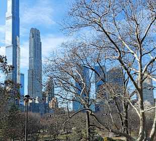 Eisfläche lädt ein zum Schlittschuhlaufen 