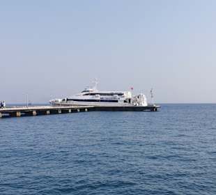 Der Beginn des Ausflugs mit der Fähre im Hafen