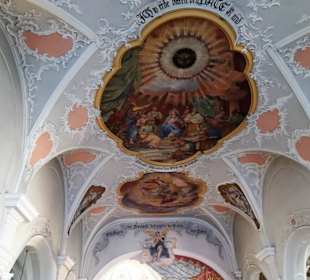 Blick von der Empore zur Decke der Kirche