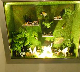 Ein Schaukasten auf dem Klo