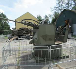 Auf dem Gelände des Militärmuseums Lesany