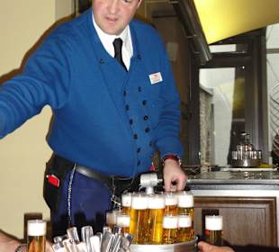 Köbes im Früh am Dom