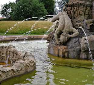An der Kaskade von Schloss Seehof