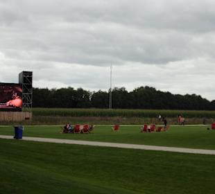 Open-Air-Kino mit Liegestühlen