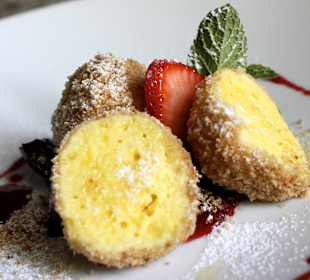 Topfenknödel mit Zimtbrösel