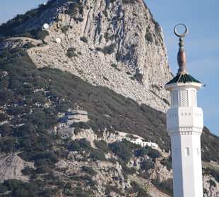 Das Minarett und die Bergspitze