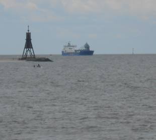 Kugel Bake im Hintergrund ein Containerschiff