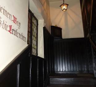 Bs07 - dunkle täfelung zum 1. Stock