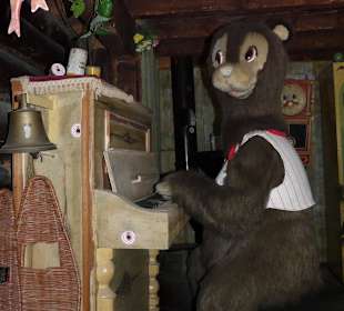 Schießbude Bär am Klavier