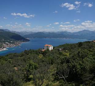 Bucht von Kotor. Blick links auf Kumbor.