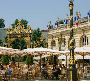Cafés säumen den Place Stanislas 