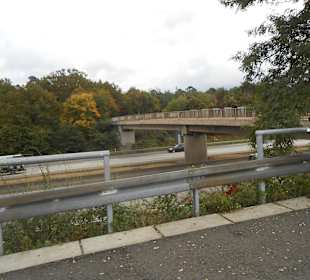 Blick zur Brücke über die Autobahn A5