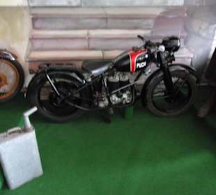 Alte Motorräder und Fahrräder